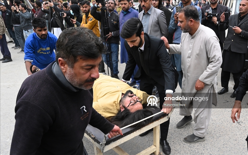 Число жертв взрыва в мечети в Пакистане достигло 38