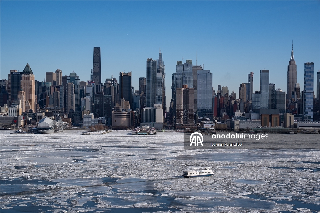 Hudson Nehri’nde oluşan buz kütleleri sürükleniyor 