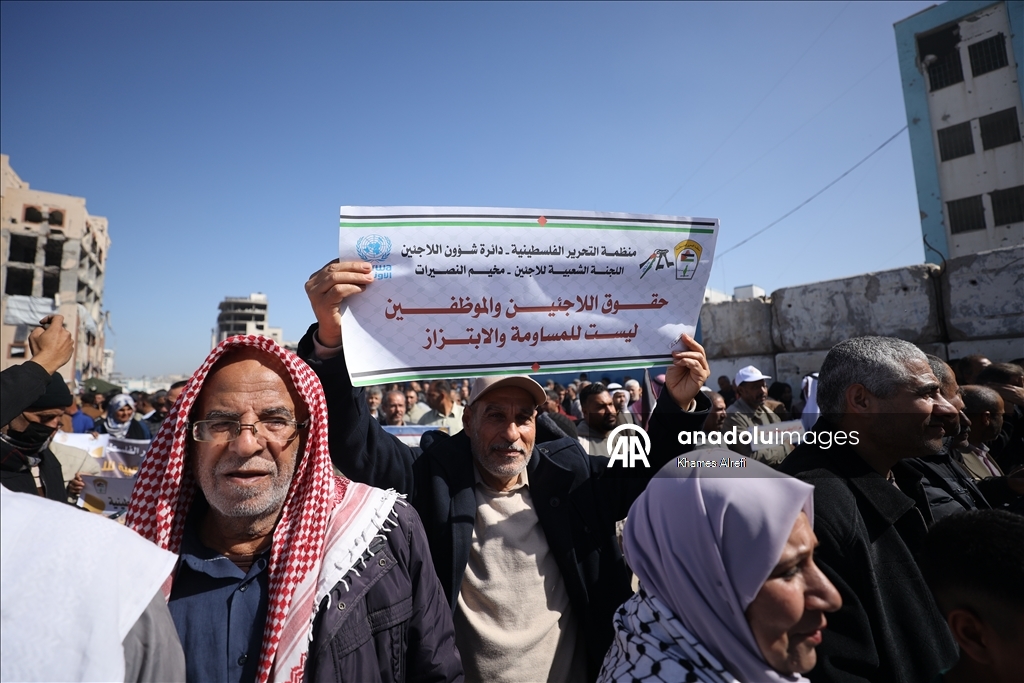 غزة.. وقفة احتجاجية أمام مقر "الأونروا" رفضا لمحاولات إنهاء دورها