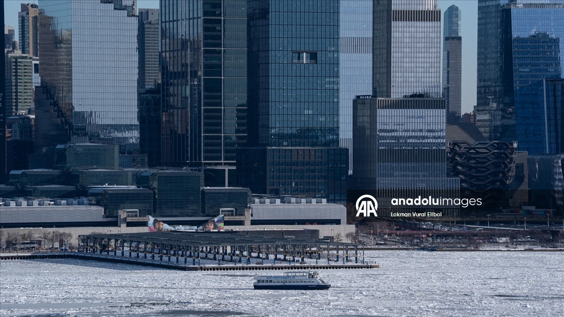 Hudson Nehri’nde oluşan buz kütleleri sürükleniyor 