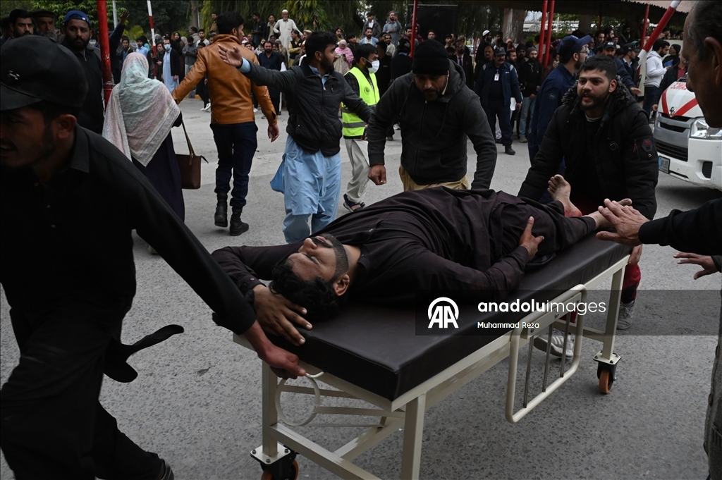 Число жертв взрыва в мечети в Пакистане достигло 38