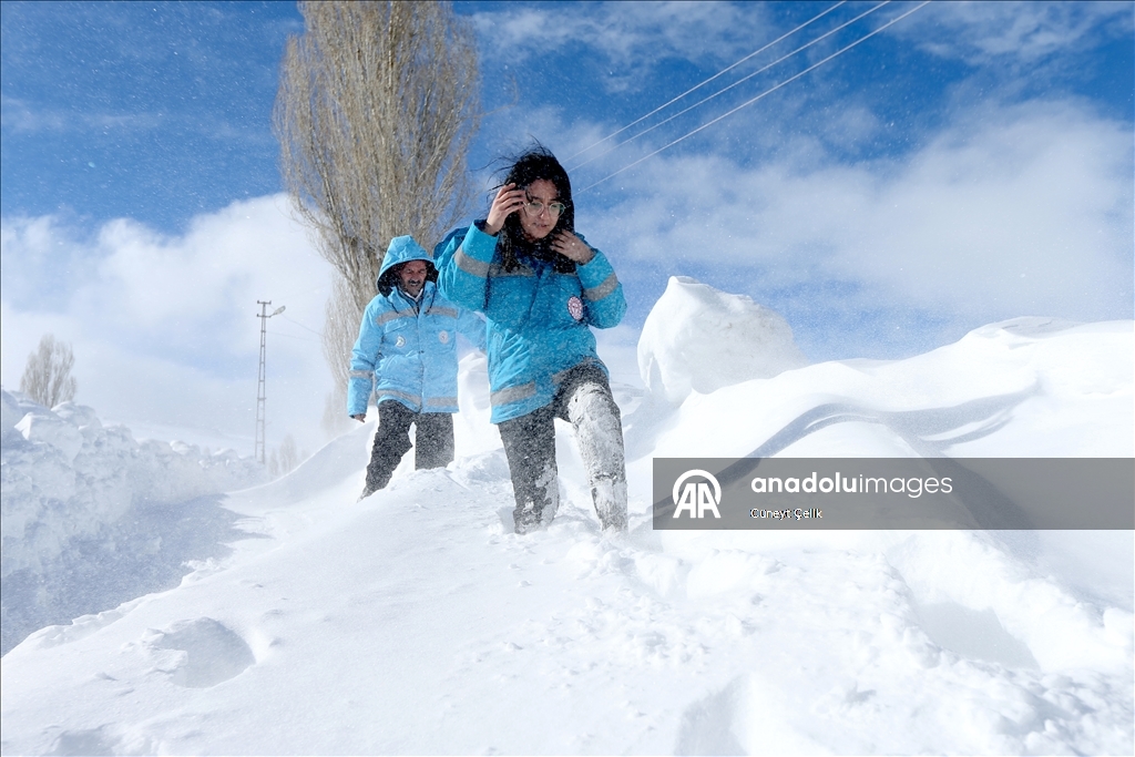 Li Qersê ekîb ji bo tenduristiya giştî di nav berf û bahozê da li ser çiya û girên cuda derbas dibin