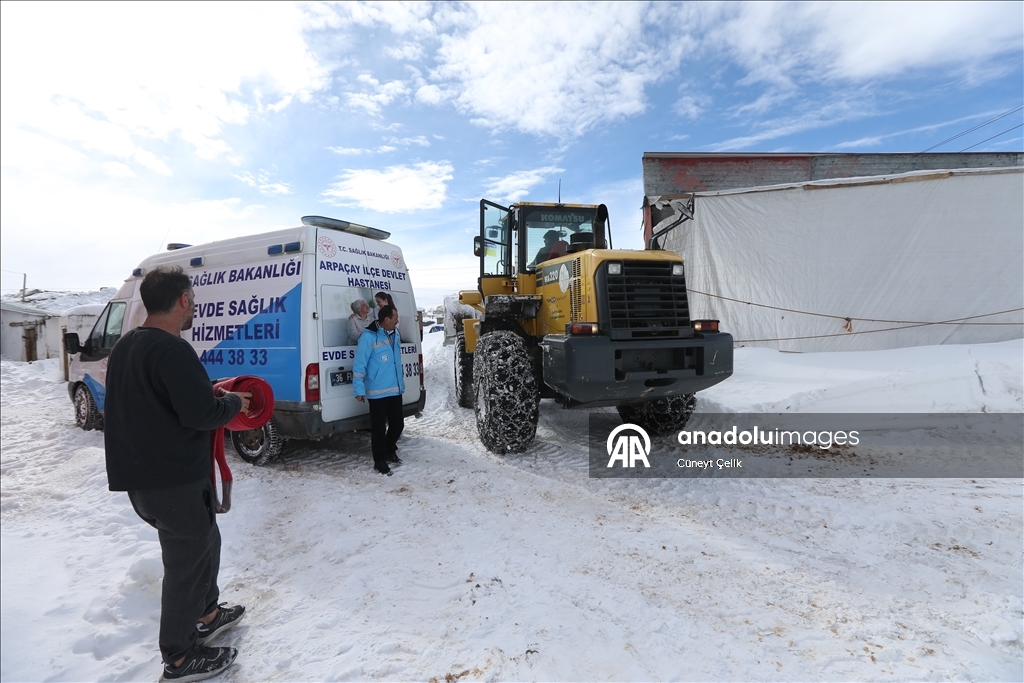 Li Qersê ekîb ji bo tenduristiya giştî di nav berf û bahozê da li ser çiya û girên cuda derbas dibin