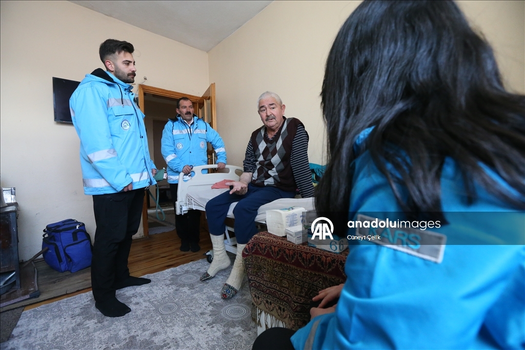 Li Qersê ekîb ji bo tenduristiya giştî di nav berf û bahozê da li ser çiya û girên cuda derbas dibin