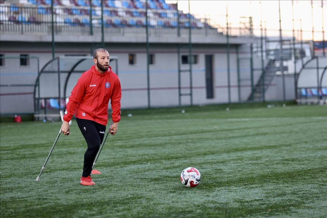 كرة قدم للمبتورين.. مسيرة نجاح للجزائري أوشين في الملاعب التركية