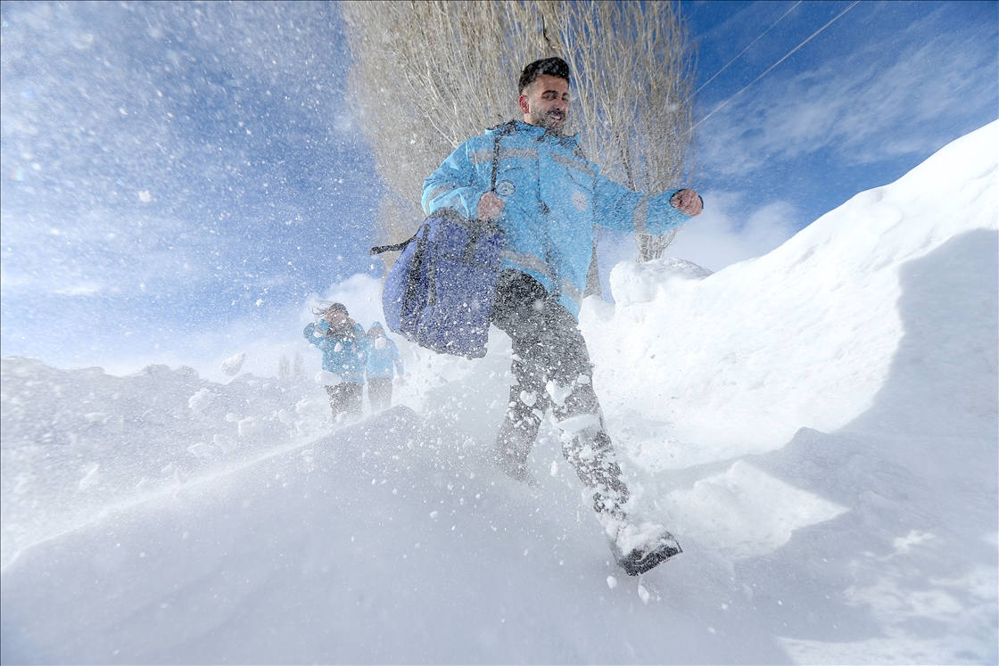 Li Qersê ekîb ji bo tenduristiya giştî di nav berf û bahozê da li ser çiya û girên cuda derbas dibin