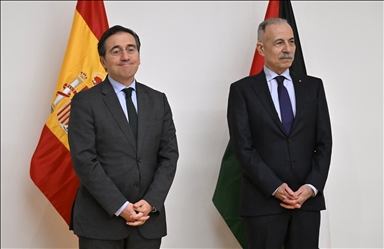 فلسطين تكرم وزير خارجية إسبانيا بوسام الدولة