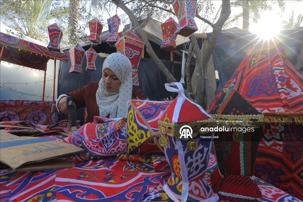 Filistinli Reyhan Hazım Şerab, yardım kolilerinden Ramazan fenerleri yapıyor
