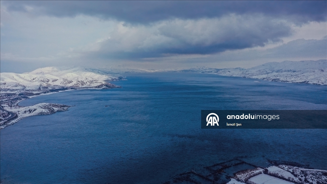 Çevresi karla kaplı Hazar Gölü ziyaretçilerini ağırlıyor