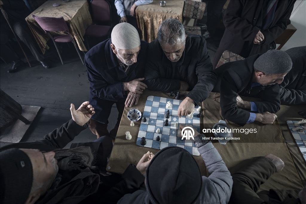 Erzurumlu satranç tutkunu amcalar, kahvehanede çay ve hatıralarla günlerini geçiriyor