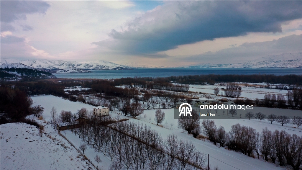 Çevresi karla kaplı Hazar Gölü ziyaretçilerini ağırlıyor