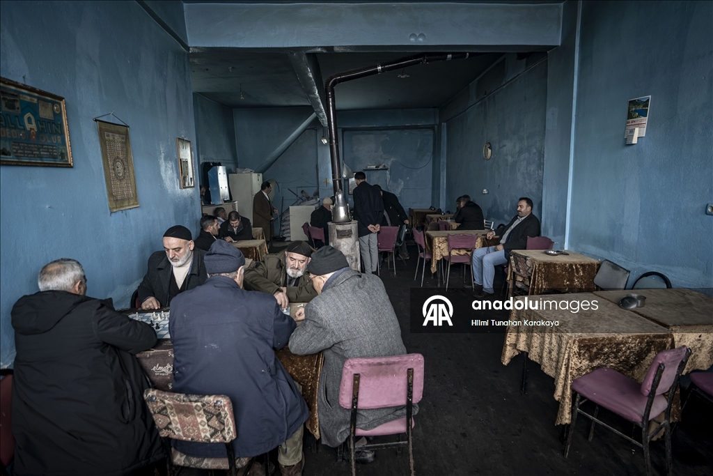 Erzurumlu satranç tutkunu amcalar, kahvehanede çay ve hatıralarla günlerini geçiriyor