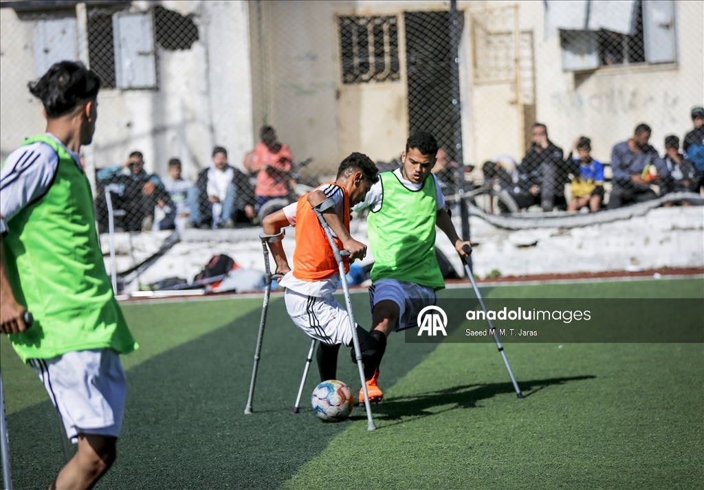 İsrail saldırıları sonucu ampute edilen Filistinliler, futbol takımı kurarak sahaya çıktı