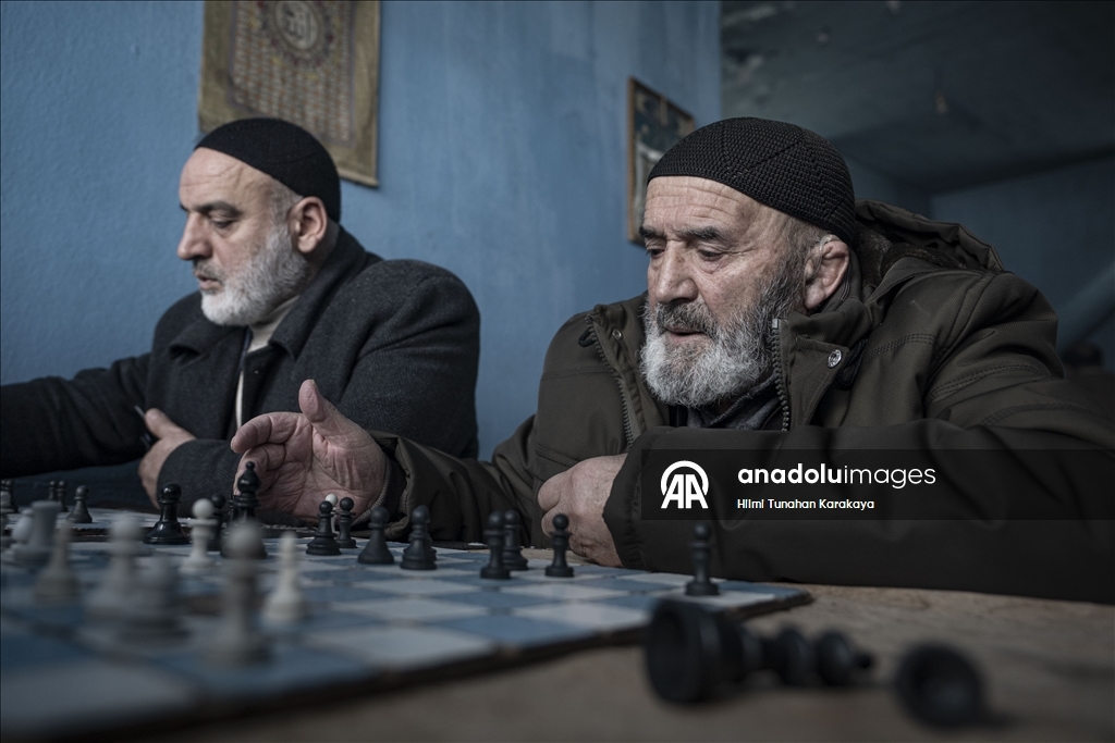 Erzurumlu satranç tutkunu amcalar, kahvehanede çay ve hatıralarla günlerini geçiriyor
