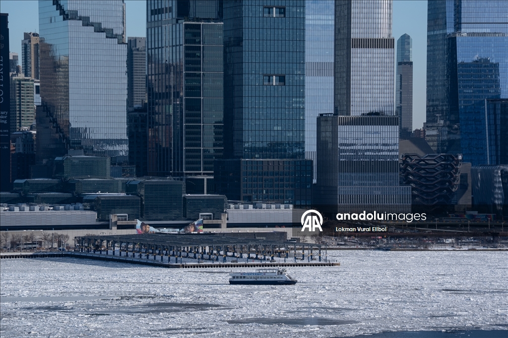 Ледяные глыбы на Гудзоне после двухнедельных морозов