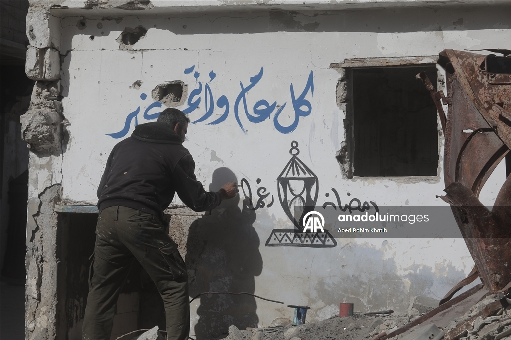 Filistinli Hani, İsrail saldırılarında yıkılan evlerin duvarlarına Ramazan ayı için resimler çiziyor