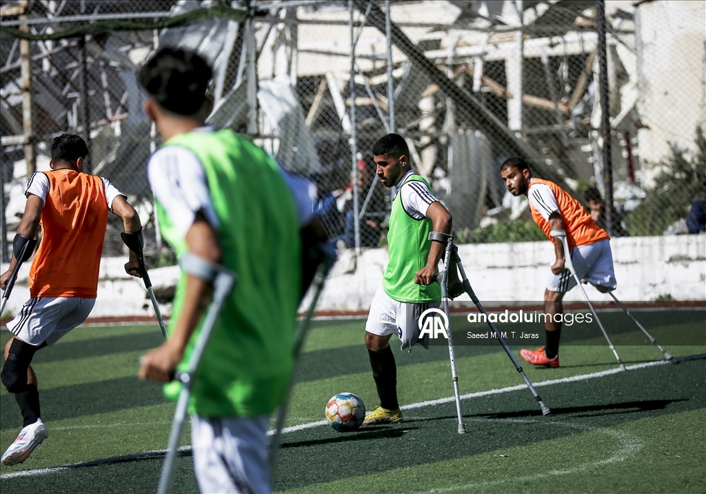 İsrail saldırıları sonucu ampute edilen Filistinliler, futbol takımı kurarak sahaya çıktı