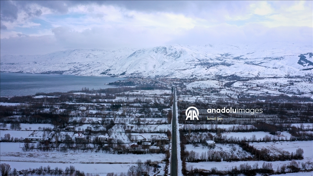 Çevresi karla kaplı Hazar Gölü ziyaretçilerini ağırlıyor