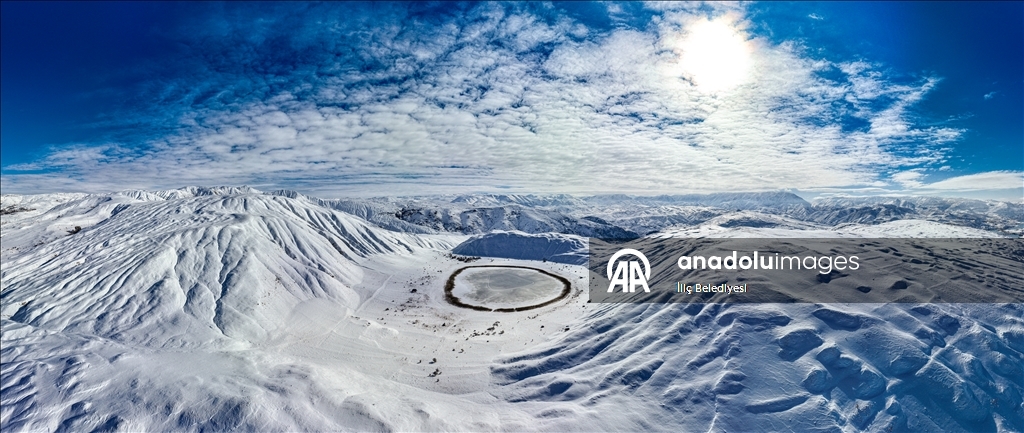 Покрытое белым покровом озеро Полат в турецком Эрзинджане засняли с воздуха