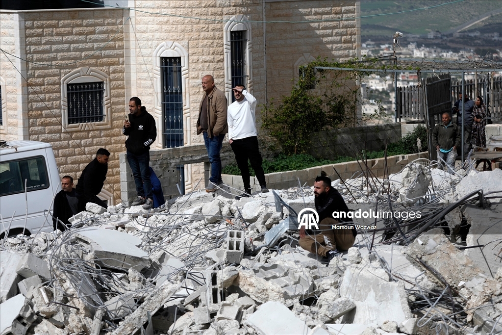 İsrail ordusu işgal altındaki Batı Şeria'da Filistinlilere ait bir evi yıktı
