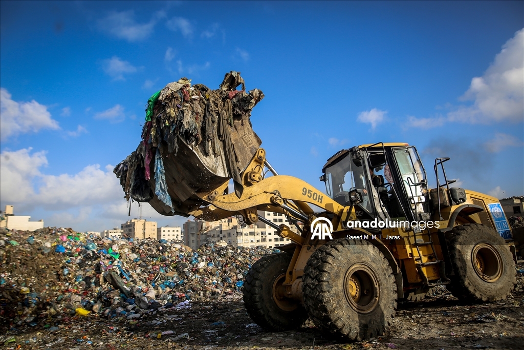 Gazze kentinde çevre ve sağlık riski oluşturan çöplük temizleniyor