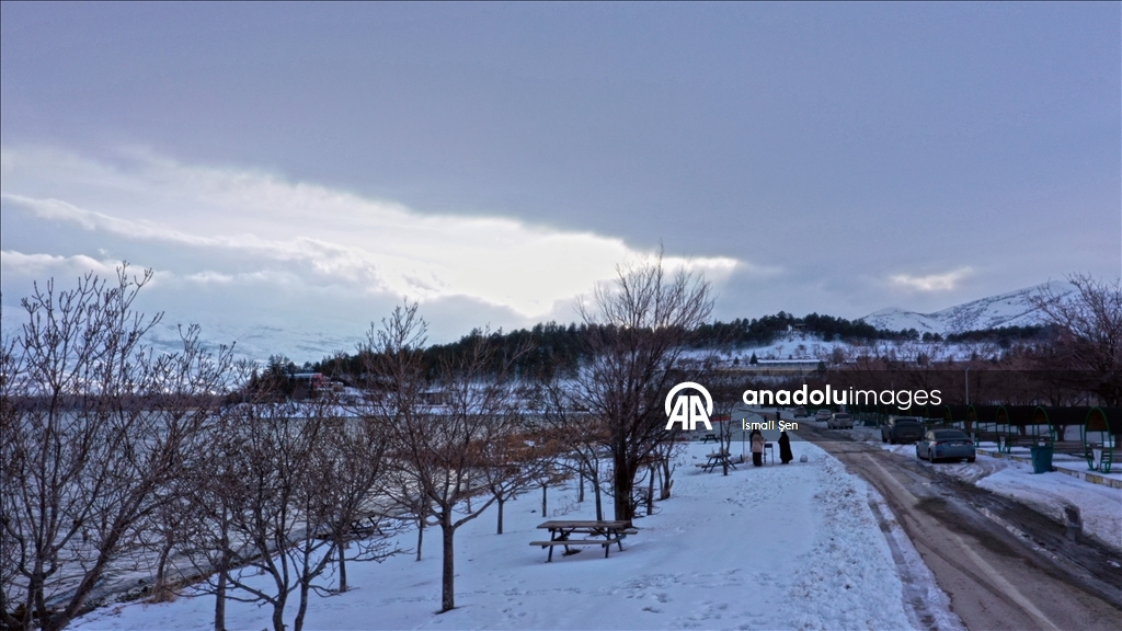 Çevresi karla kaplı Hazar Gölü ziyaretçilerini ağırlıyor