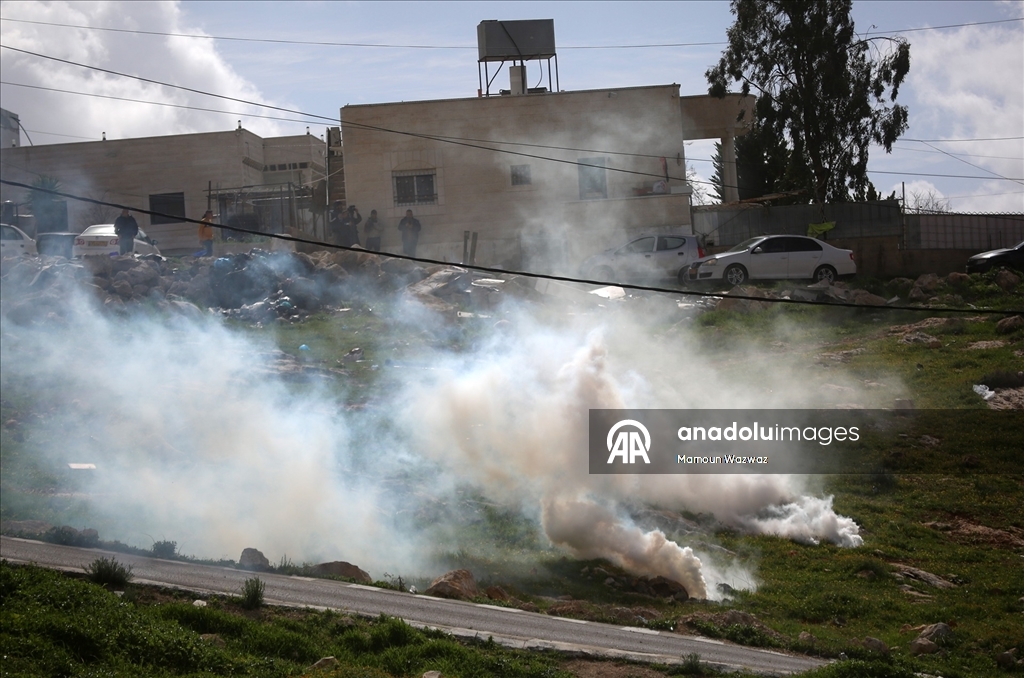 İsrail ordusu işgal altındaki Batı Şeria'da Filistinlilere ait bir evi yıktı