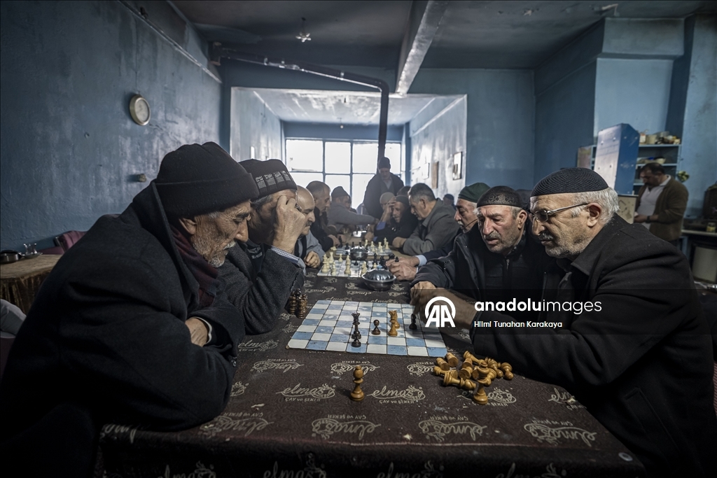 Erzurumlu satranç tutkunu amcalar, kahvehanede çay ve hatıralarla günlerini geçiriyor
