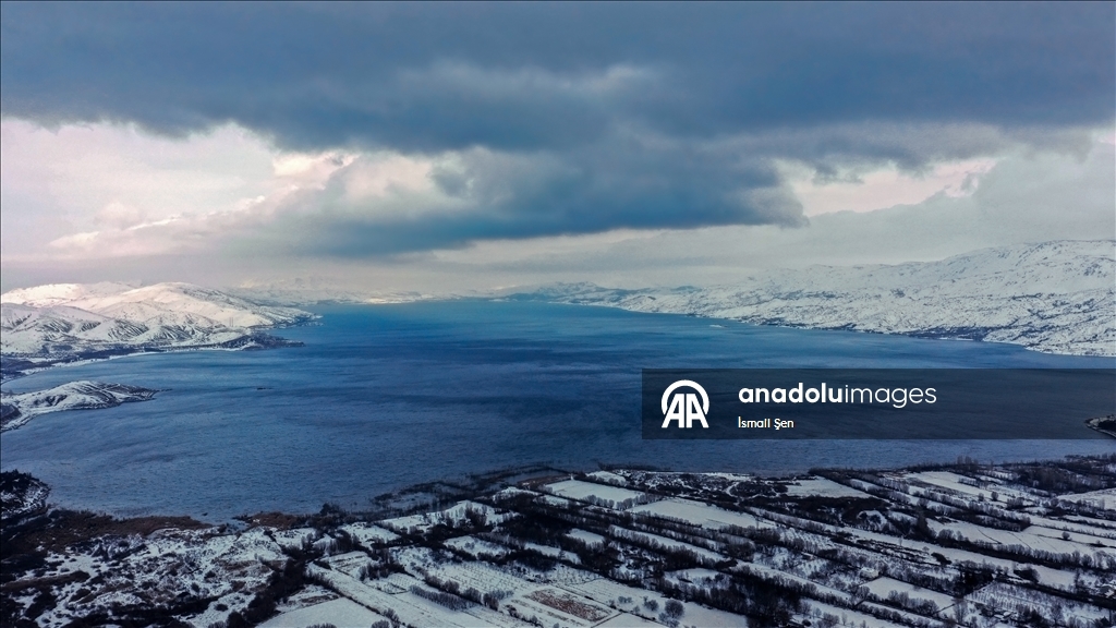 Çevresi karla kaplı Hazar Gölü ziyaretçilerini ağırlıyor