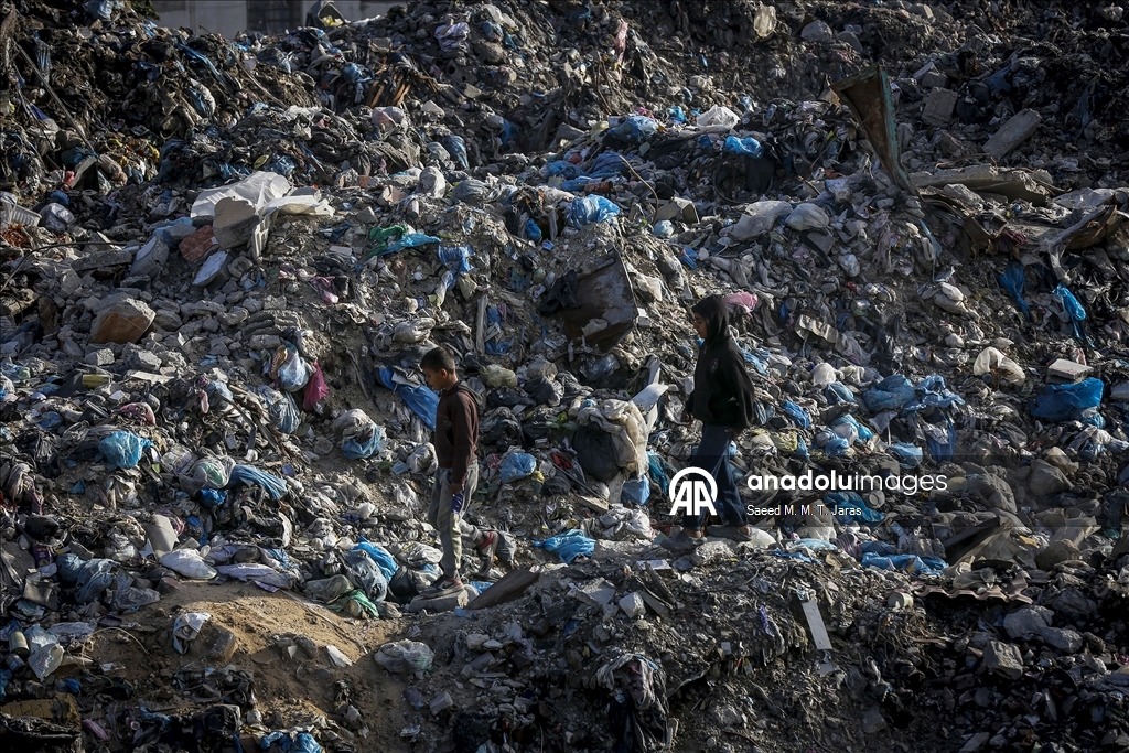 Gazze kentinde çevre ve sağlık riski oluşturan çöplük temizleniyor