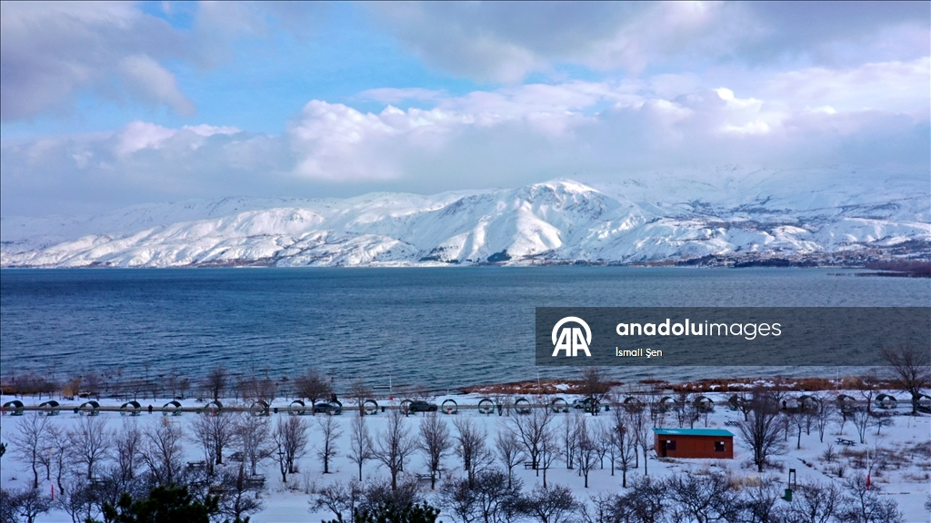 Çevresi karla kaplı Hazar Gölü ziyaretçilerini ağırlıyor