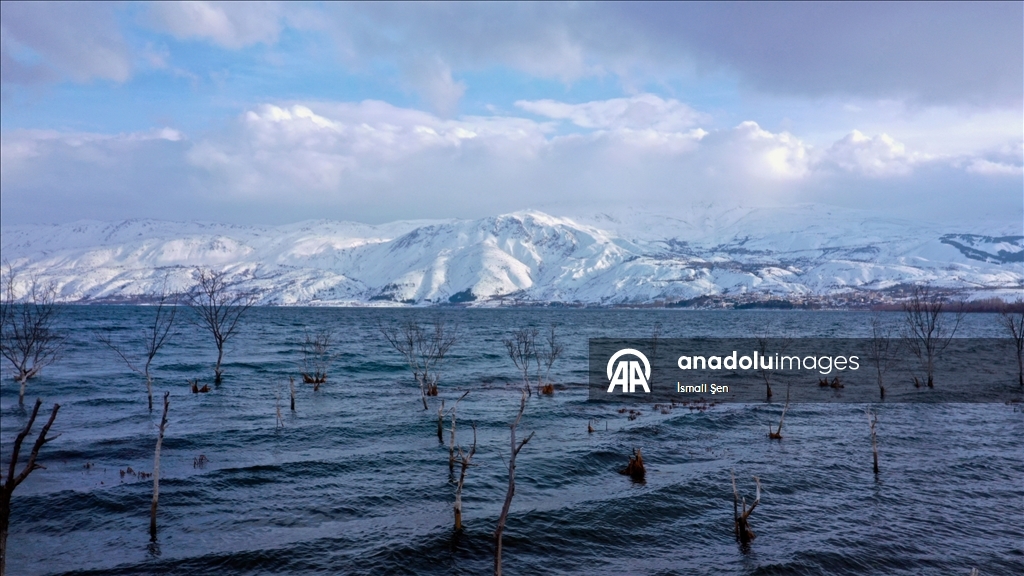 Çevresi karla kaplı Hazar Gölü ziyaretçilerini ağırlıyor