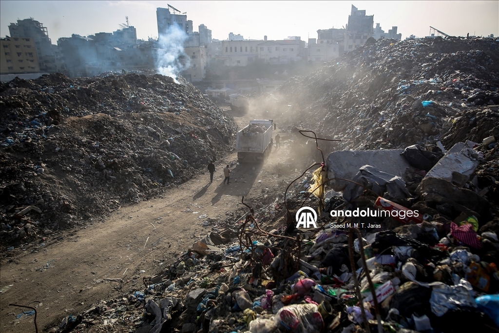 Gazze kentinde çevre ve sağlık riski oluşturan çöplük temizleniyor
