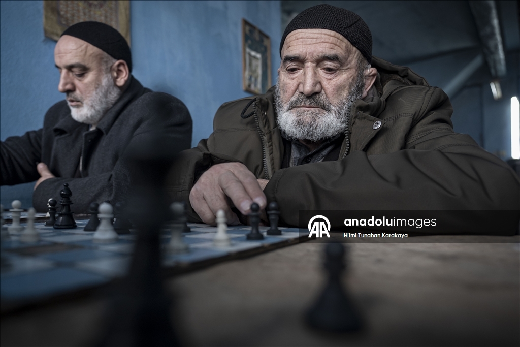Erzurumlu satranç tutkunu amcalar, kahvehanede çay ve hatıralarla günlerini geçiriyor