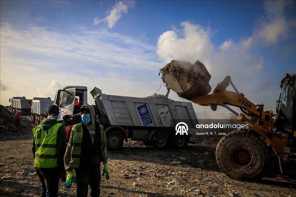 Gazze kentinde çevre ve sağlık riski oluşturan çöplük temizleniyor