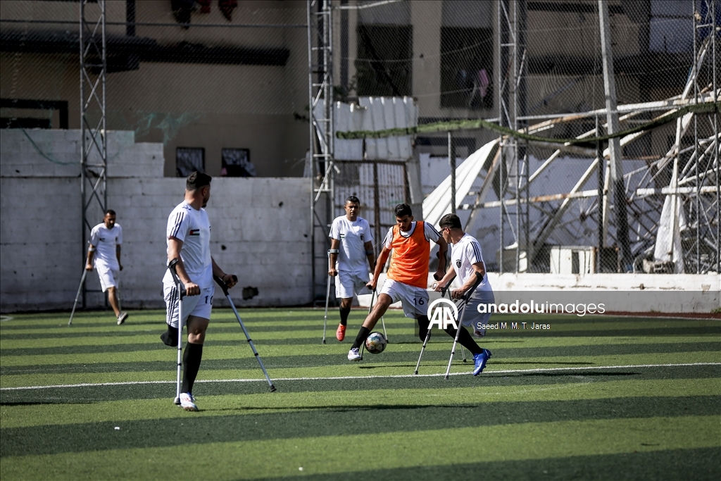 İsrail saldırıları sonucu ampute edilen Filistinliler, futbol takımı kurarak sahaya çıktı