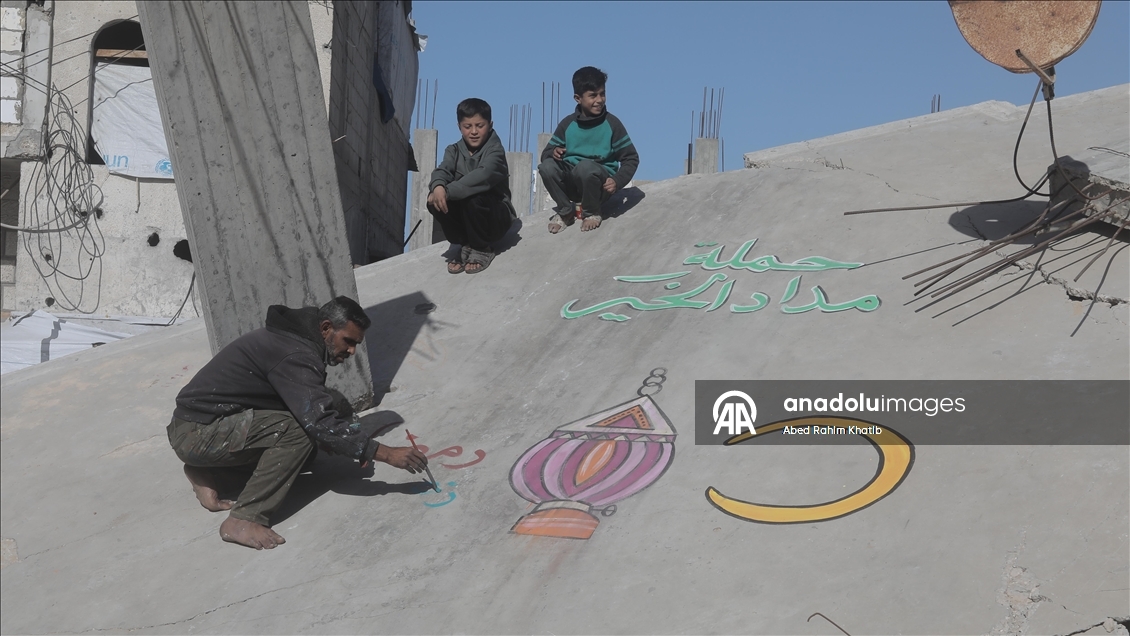 Filistinli Hani, İsrail saldırılarında yıkılan evlerin duvarlarına Ramazan ayı için resimler çiziyor