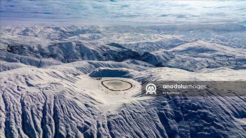 Покрытое белым покровом озеро Полат в турецком Эрзинджане засняли с воздуха
