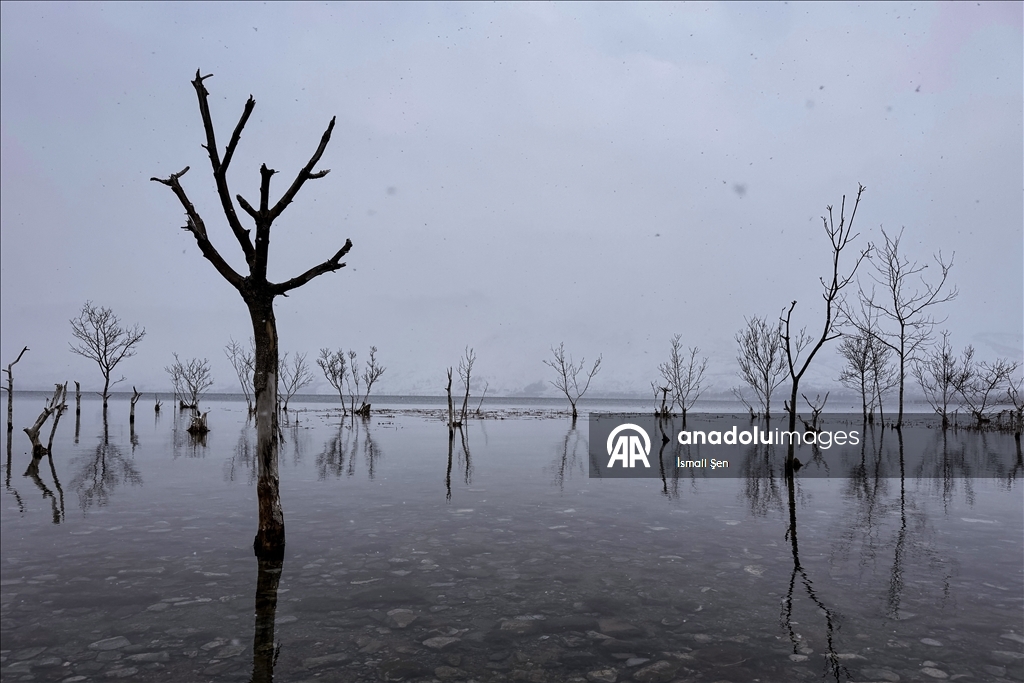 Çevresi karla kaplı Hazar Gölü ziyaretçilerini ağırlıyor