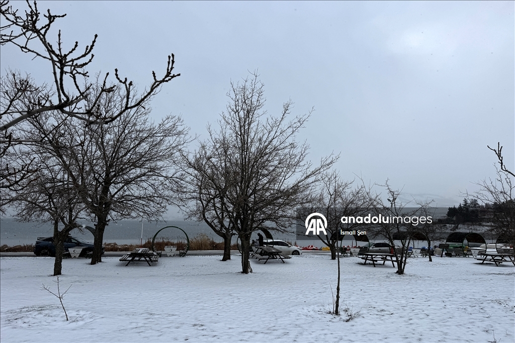 Çevresi karla kaplı Hazar Gölü ziyaretçilerini ağırlıyor
