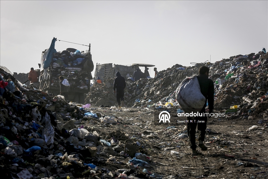 Gazze kentinde çevre ve sağlık riski oluşturan çöplük temizleniyor
