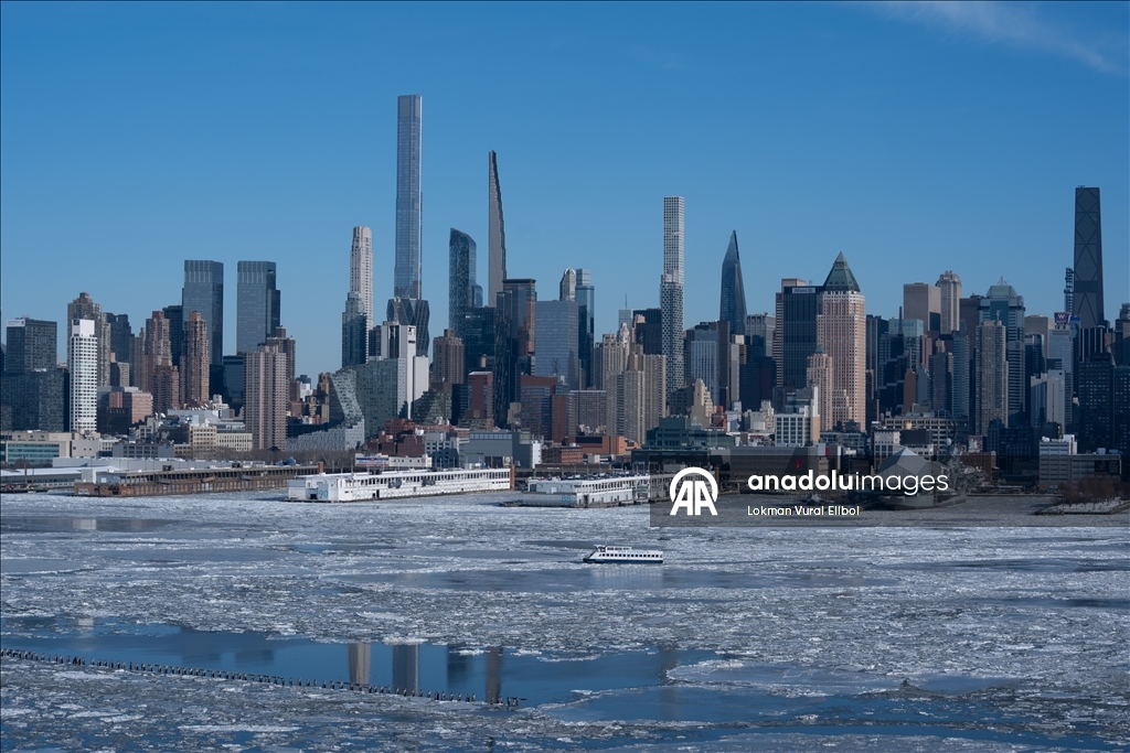 Ледяные глыбы на Гудзоне после двухнедельных морозов