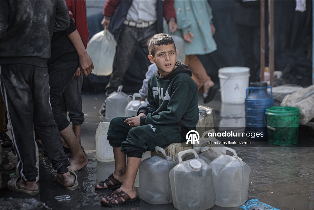 Gazze'de yerinden edilenlere su dağıtımı yapıldı