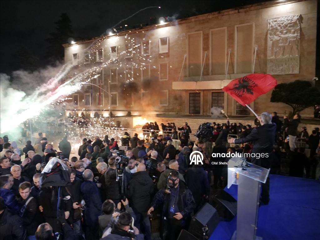 Албанская полиция применила водометы для разгона акции протеста оппозиции