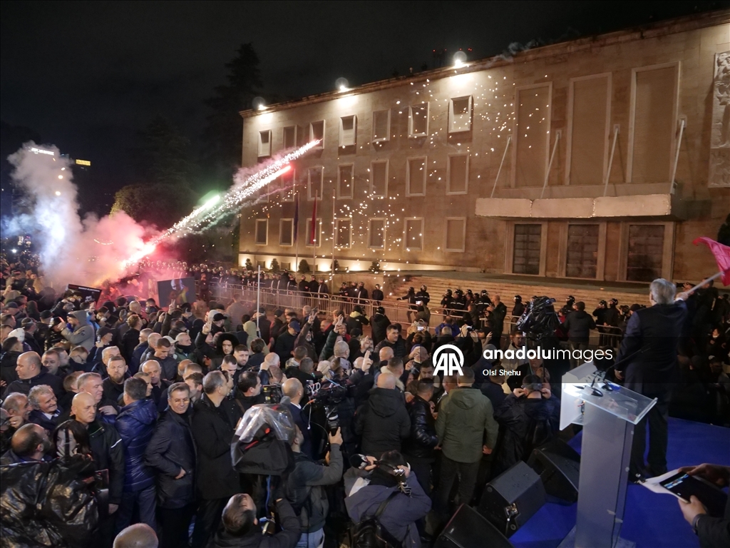 Албанская полиция применила водометы для разгона акции протеста оппозиции