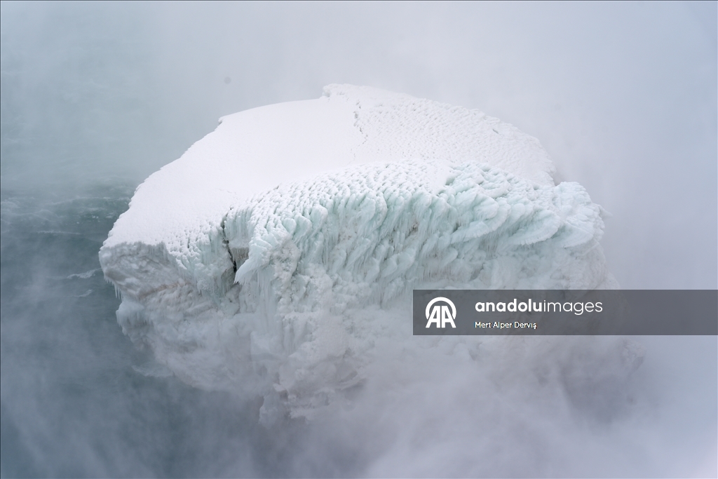 Niagara Falls Partially Freezes