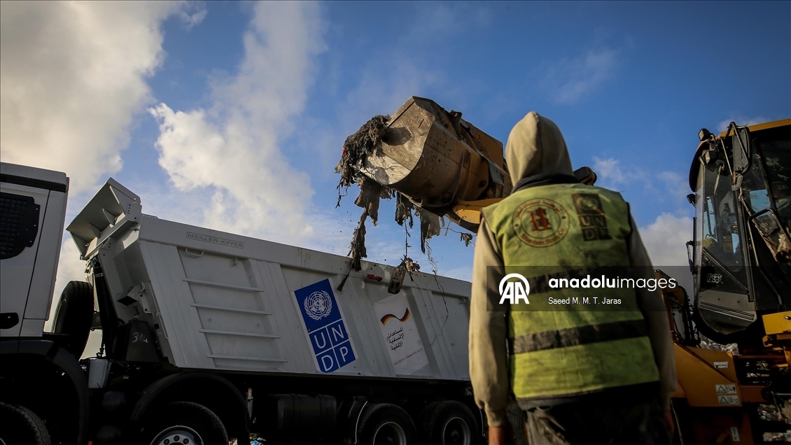 Gazze kentinde çevre ve sağlık riski oluşturan çöplük temizleniyor
