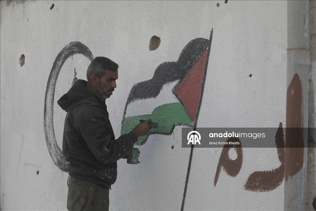 Filistinli Hani, İsrail saldırılarında yıkılan evlerin duvarlarına Ramazan ayı için resimler çiziyor