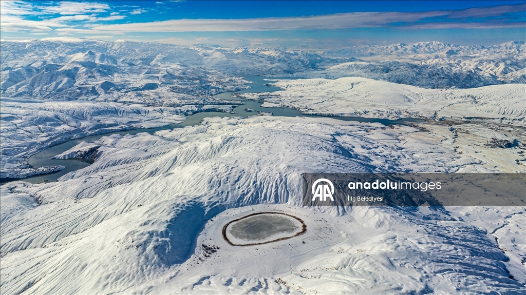 Покрытое белым покровом озеро Полат в турецком Эрзинджане засняли с воздуха