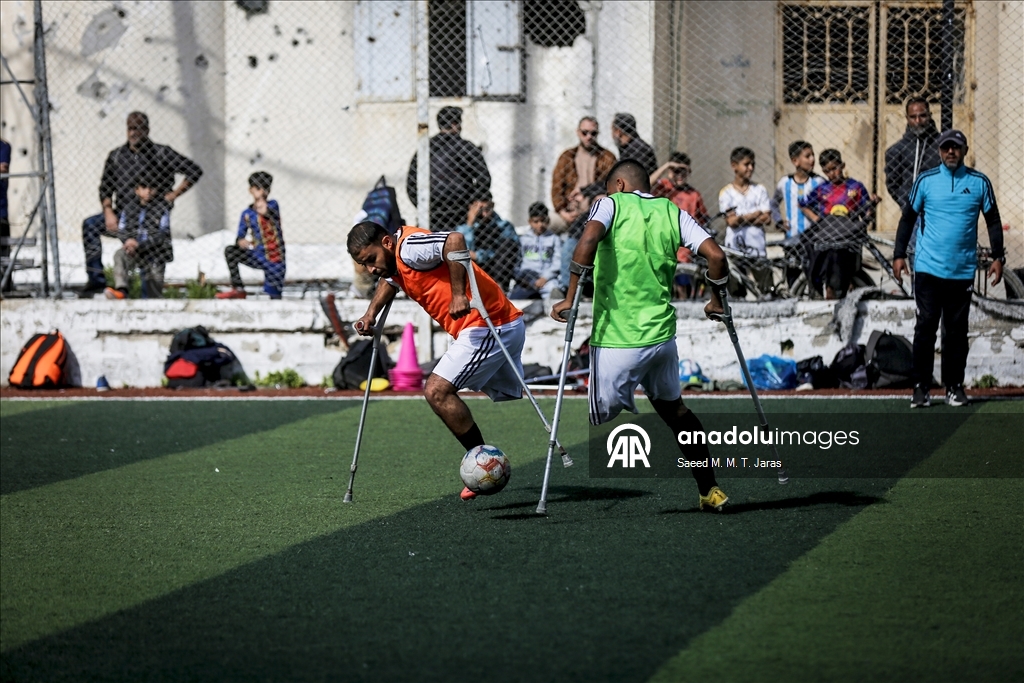 İsrail saldırıları sonucu ampute edilen Filistinliler, futbol takımı kurarak sahaya çıktı